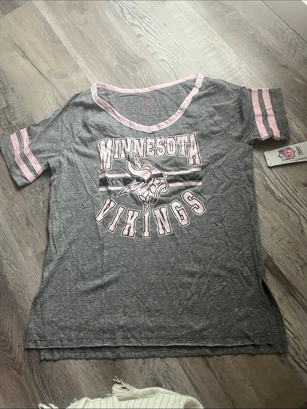 NFL Minnesota Vikings Gray & Pink Short Sleeve V-Neck Tee